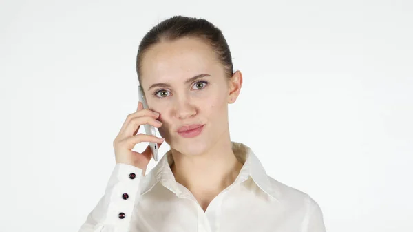 Mulher falando em Smartphone, fundo branco — Fotografia de Stock