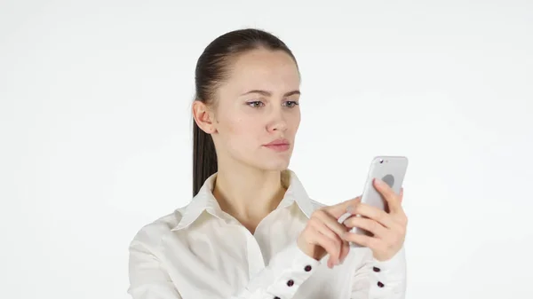 Donna che utilizza Smartphone, sfondo bianco — Foto Stock