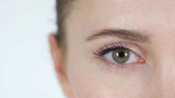 Parpadeando un ojo de joven chica — Foto de Stock