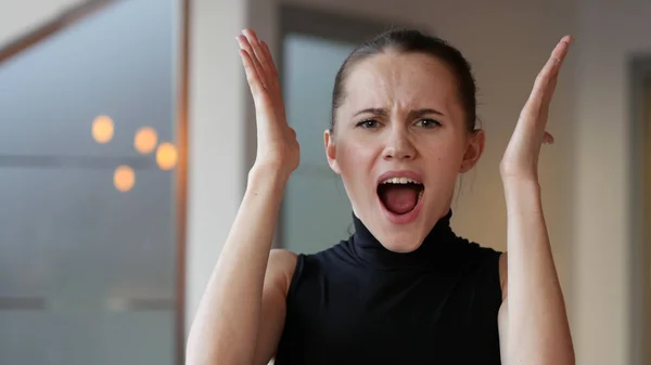 Screaming Woman in Office — Stock Photo, Image