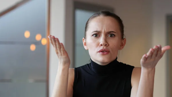 Angry Woman in Office, Unhappy — Stock Photo, Image