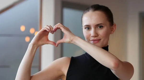 Hart teken door vrouw verliefd, emotionele — Stockfoto