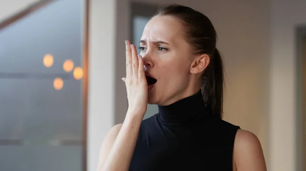 Yawning Tired Woman in Office, need Sleep — Stock Photo, Image