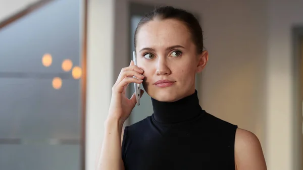Jovem mulher falando no smartphone, mulher no escritório — Fotografia de Stock