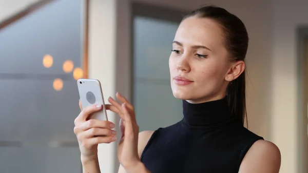 Mit dem Smartphone im Internet surfen, viel beschäftigte Frau — Stockfoto