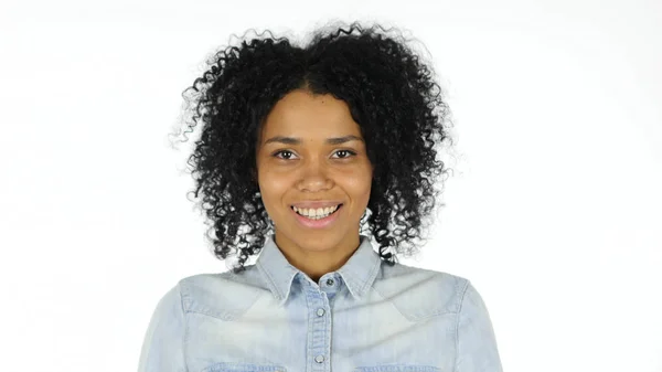 Sorrindo mulher negra em fundo branco — Fotografia de Stock