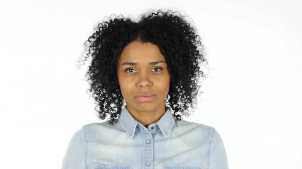 Retrato de mujer negra sobre fondo blanco — Foto de Stock