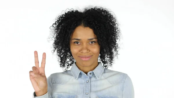 Siegeszeichen von schwarzer Frau auf weißem Hintergrund — Stockfoto