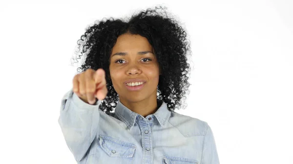 Mulher negra apontando com o dedo para a câmera — Fotografia de Stock