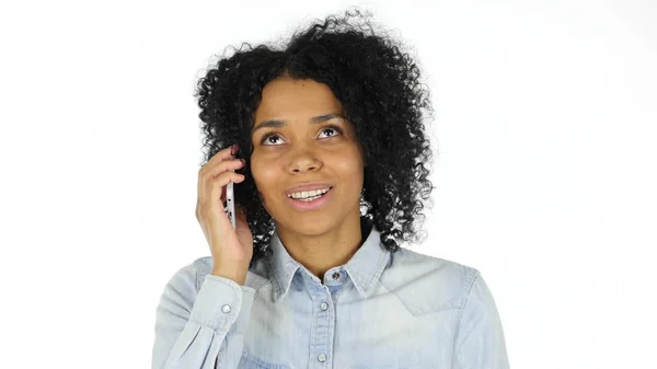 Afro americano mulher falando no telefone — Fotografia de Stock