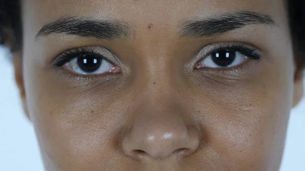 Αναβοσβήνει μάτι μαύρη γυναίκα, κοντινό πλάνο — Φωτογραφία Αρχείου