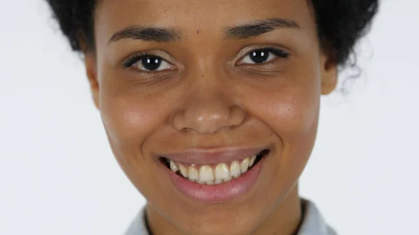 Sorrindo afro-americano mulher lábios perto — Fotografia de Stock