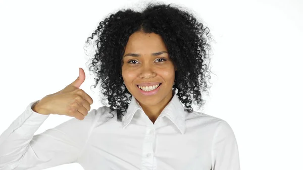 Kciuk w górę przez czarna kobieta na białym tle — Zdjęcie stockowe