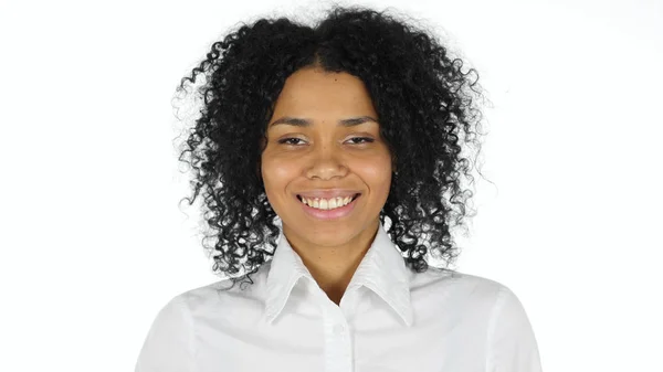 Sonriente mujer negra sobre fondo blanco — Foto de Stock