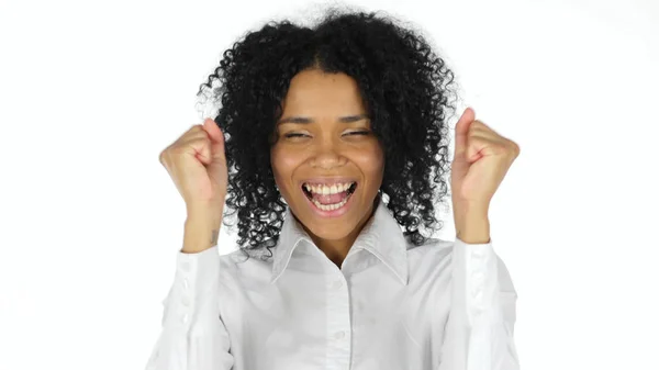 Mulher negra feliz comemorando o sucesso — Fotografia de Stock