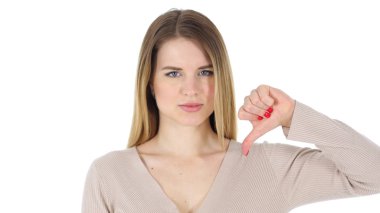 Başparmak aşağı, kadın beyaz arka plan üzerinde