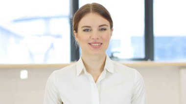 Ofiste gülümseyen kadın.