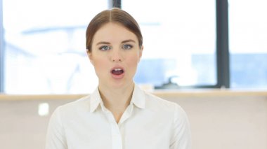 Kadın ofiste merak şokta