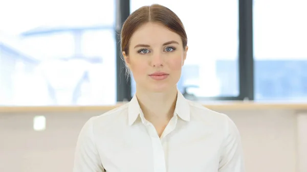 Woman in Office — Stock Photo, Image