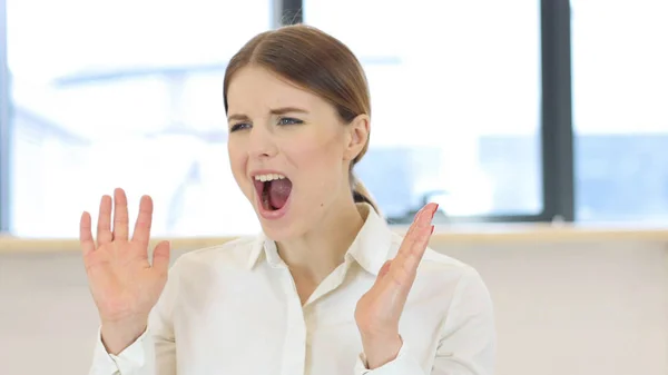 Mulher gritando no escritório — Fotografia de Stock