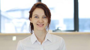 Ofiste gülümseyen kadın.