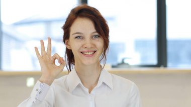 İyi hareket, kadın ofiste