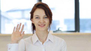 Merhaba, el sallayarak kadın