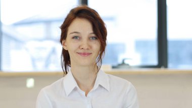 Katılıyorum, kadın ofiste Evet için başını sallayarak