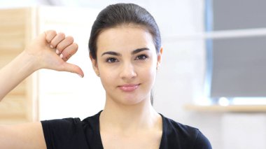 Başparmak aşağı kadın, portre Office tarafından