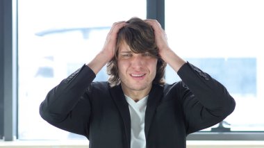 Ofisinde hatasından sonra üzgün adam