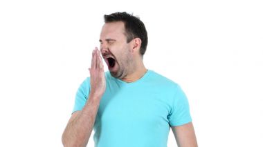 Esneme yorgun orta yaşlı adam, beyaz arka plan