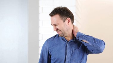 Aşırı yük, yorgun orta yaşlı adam iş