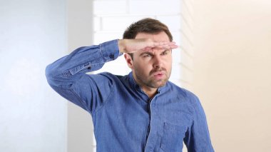 Arama orta yaşlı adam, Office