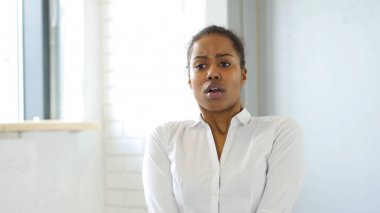 Şaşkın korkmuş siyah kadın