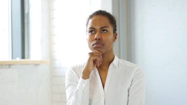 Dalgın siyah kadın düşünme