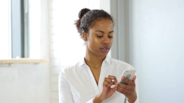 Smartphone, metin siyah kadın haber tarama