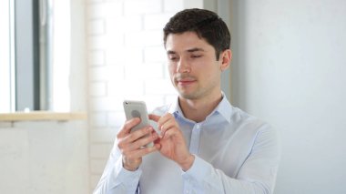 Smartphone kullanarak gözatmak işadamı