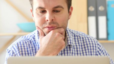 Düşünme, dizüstü bilgisayarda çalışan dalgın adam