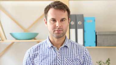 Ofiste oturan adam portresi