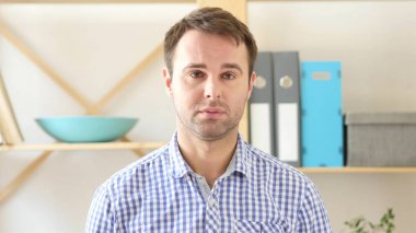 Üzgün adam duygu üzgün, gözleri yaşlarla