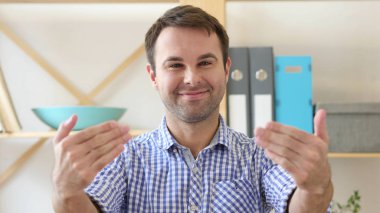 Ofiste otururken adam elleriyle davet