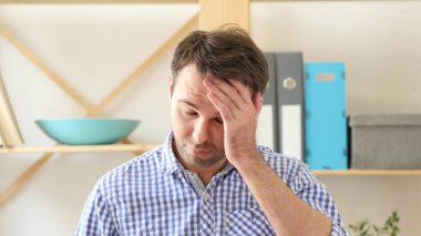 Üzgün adam başarısızlık büyük bir iş kaybı tepki