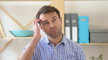 Beyin fırtınası, ofiste oturup düşünen yaratıcı adam