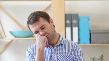 Yorgun adam Office sonra işte yatıyor