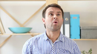 Şaşkın korkmuş adam, sosyal sorunlar