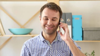 Talk, mutlu bir adam müzakere üstünde hareket eden telefon