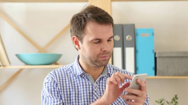 Adam akıllı telefon kullanma Office meşgul