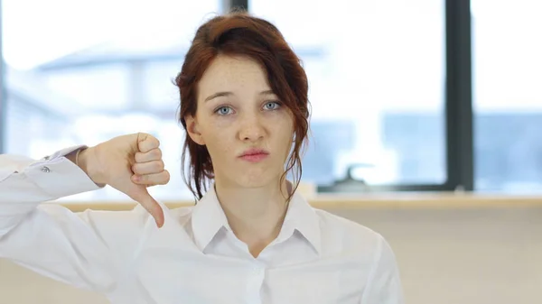 Thumbs Down, Woman in Office — Stock Photo, Image