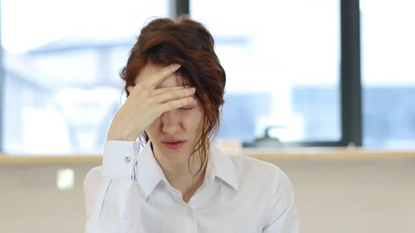 Baş ağrısı, yorgun kadın