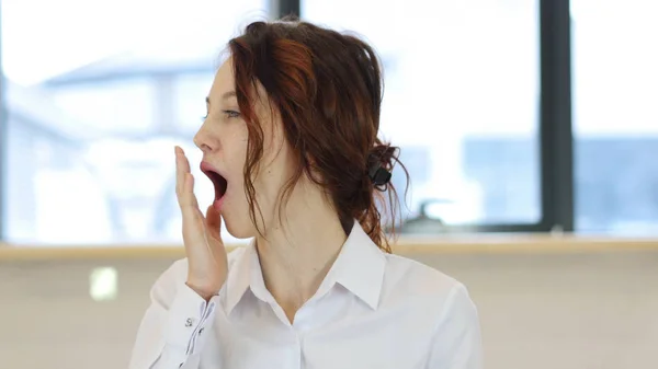 あくびの女性は、オフィスでのワークロード — ストック写真